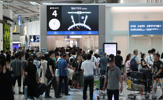 이용객으로 붐비른 인천국제공항 여객 터미널.  연합뉴스